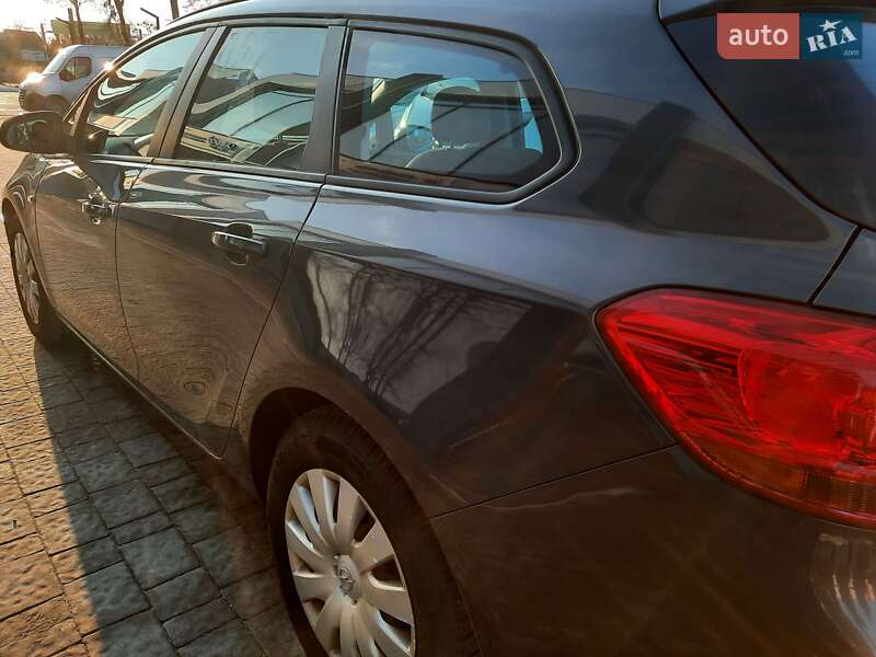 Універсал Opel Astra 2014 в Львові