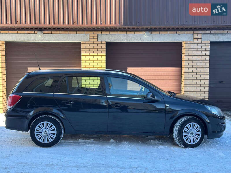 Универсал Opel Astra 2010 в Луцке