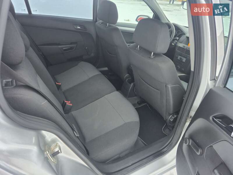 Універсал Opel Astra 2006 в Нововолинську