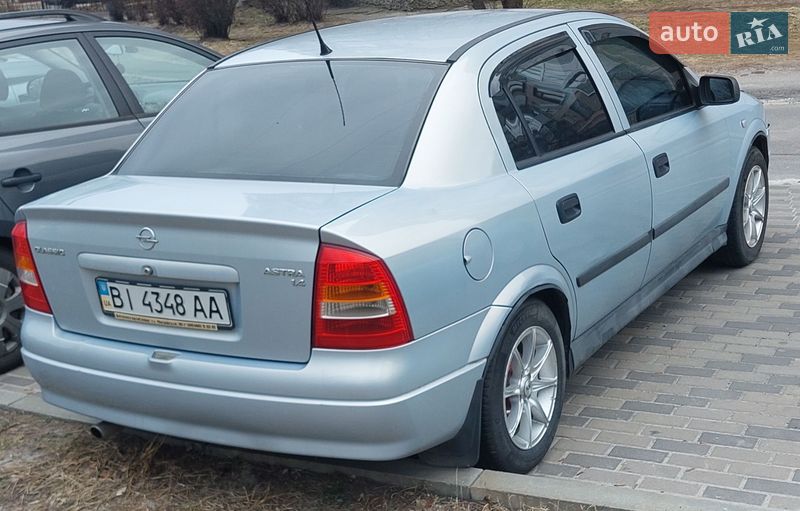 Седан Opel Astra 2004 в Горишних Плавнях