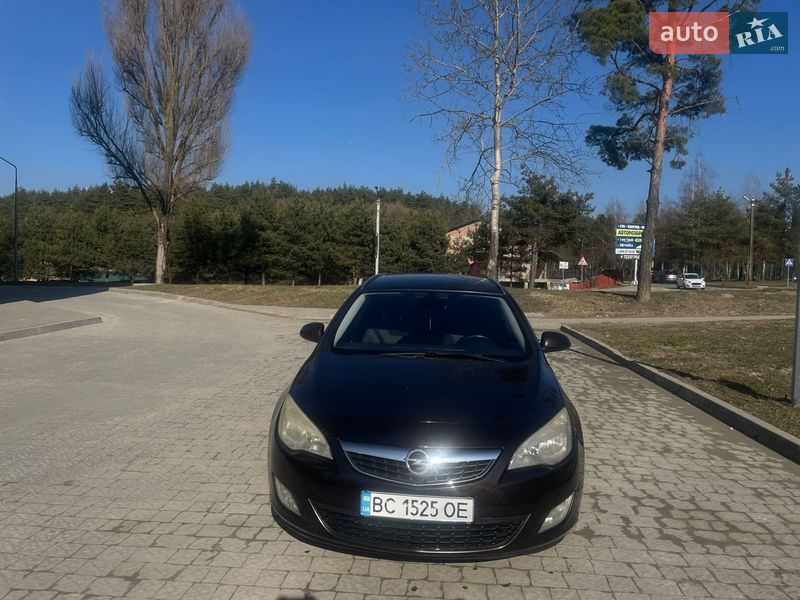 Універсал Opel Astra 2012 в Новояворівську