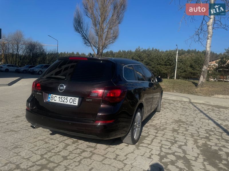 Універсал Opel Astra 2012 в Новояворівську