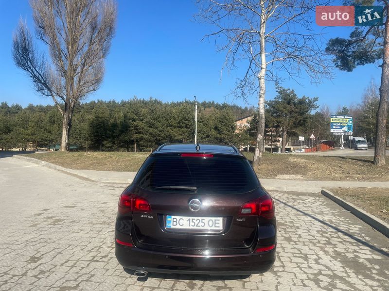 Універсал Opel Astra 2012 в Новояворівську