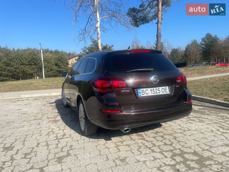 Універсал Opel Astra 2012 в Новояворівську