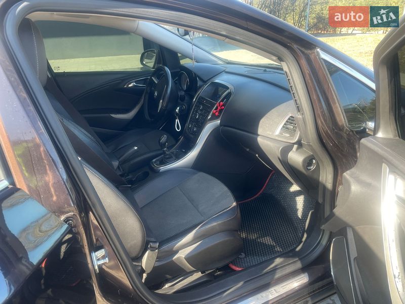 Універсал Opel Astra 2012 в Новояворівську