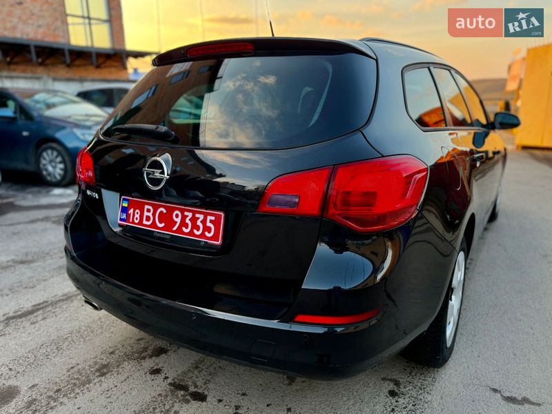 Универсал Opel Astra 2011 в Ровно