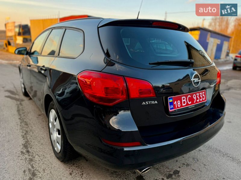Универсал Opel Astra 2011 в Ровно