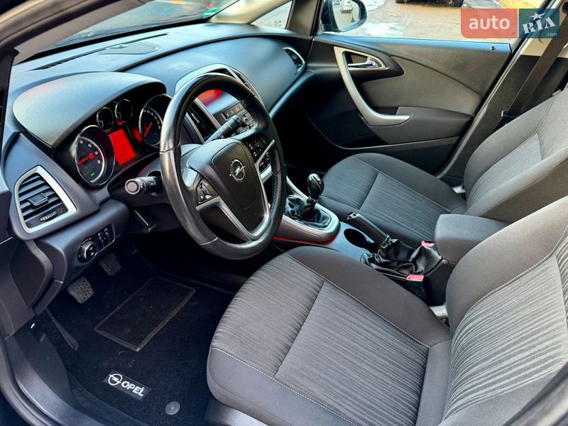 Универсал Opel Astra 2011 в Ровно
