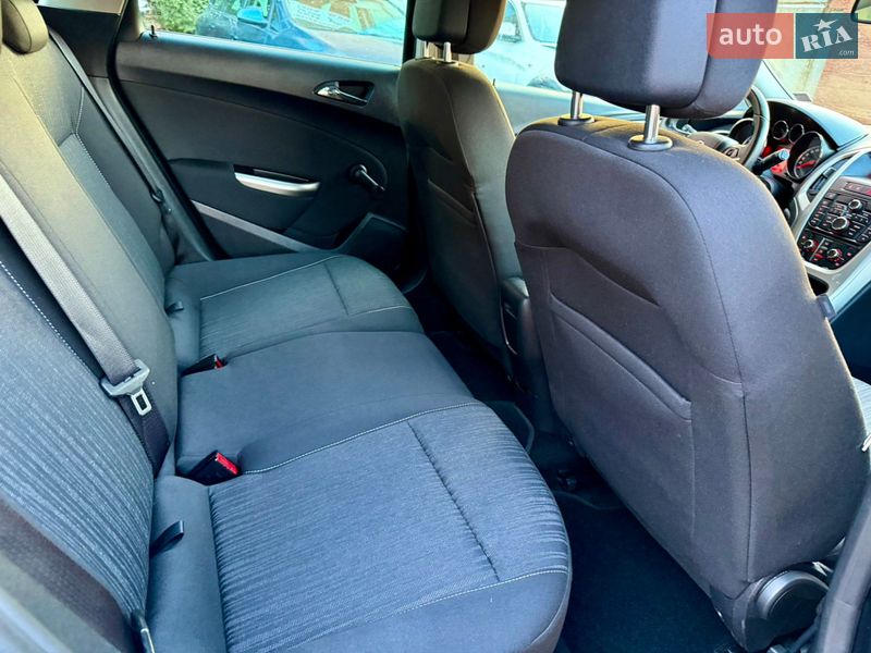 Универсал Opel Astra 2011 в Ровно