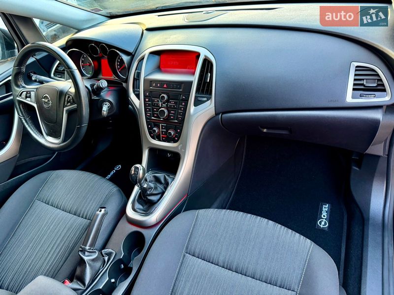 Универсал Opel Astra 2011 в Ровно