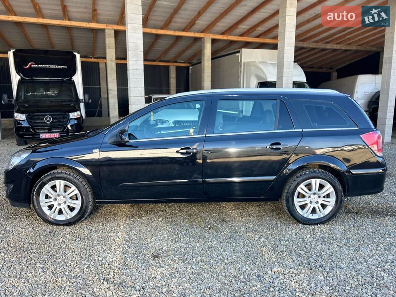 Универсал Opel Astra 2009 в Хусте