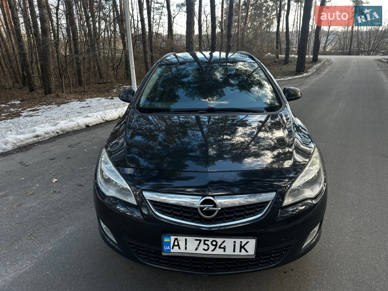 Универсал Opel Astra 2012 в Обухове