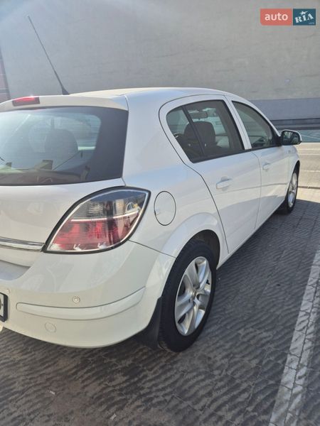 Хэтчбек Opel Astra 2012 в Львове