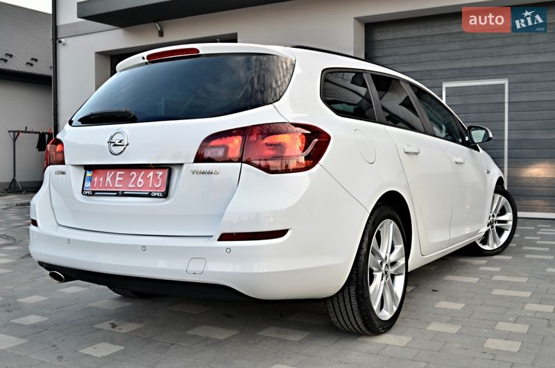 Универсал Opel Astra 2011 в Дрогобыче