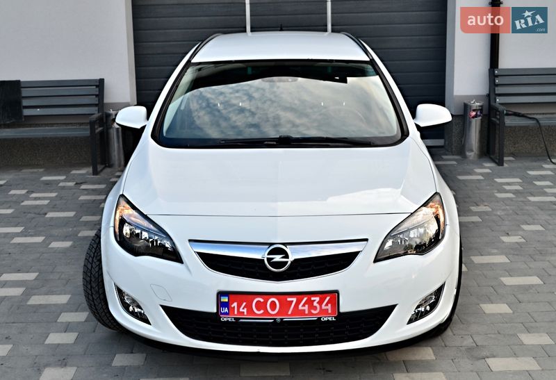 Универсал Opel Astra 2011 в Дрогобыче