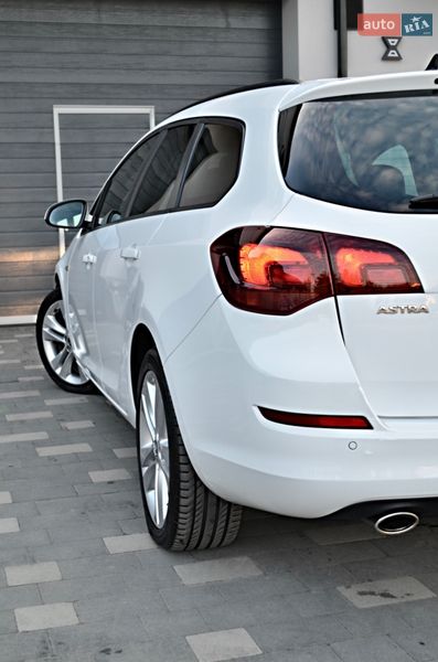 Универсал Opel Astra 2011 в Дрогобыче
