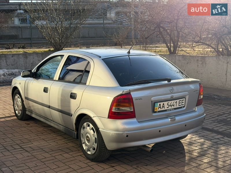 Седан Opel Astra 2004 в Киеве