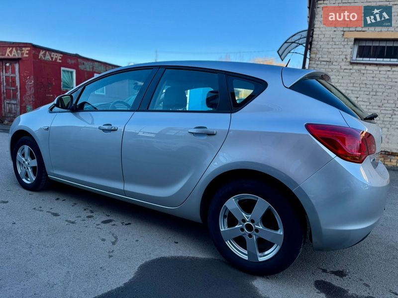 Хэтчбек Opel Astra 2010 в Ровно