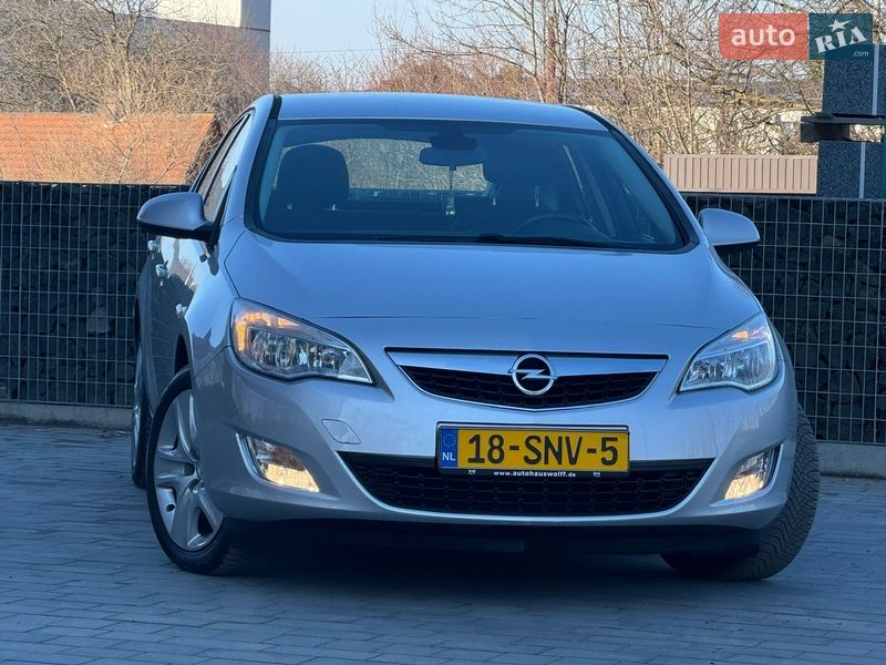 Хэтчбек Opel Astra 2011 в Стрые