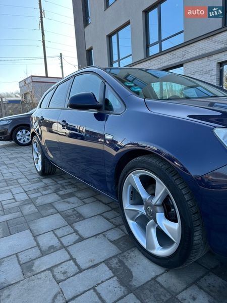 Универсал Opel Astra 2011 в Ровно