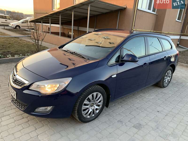 Универсал Opel Astra 2012 в Остроге