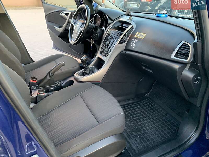 Универсал Opel Astra 2012 в Остроге