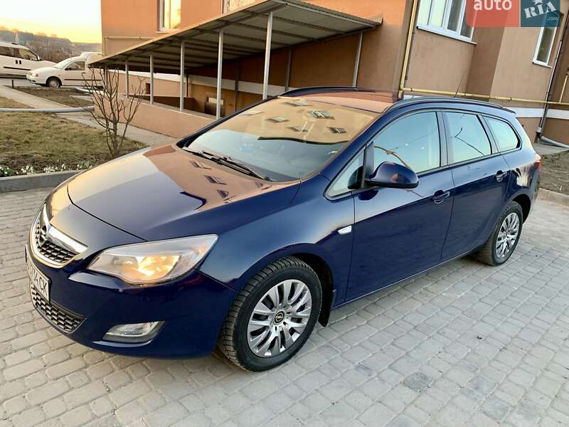 Универсал Opel Astra 2012 в Остроге