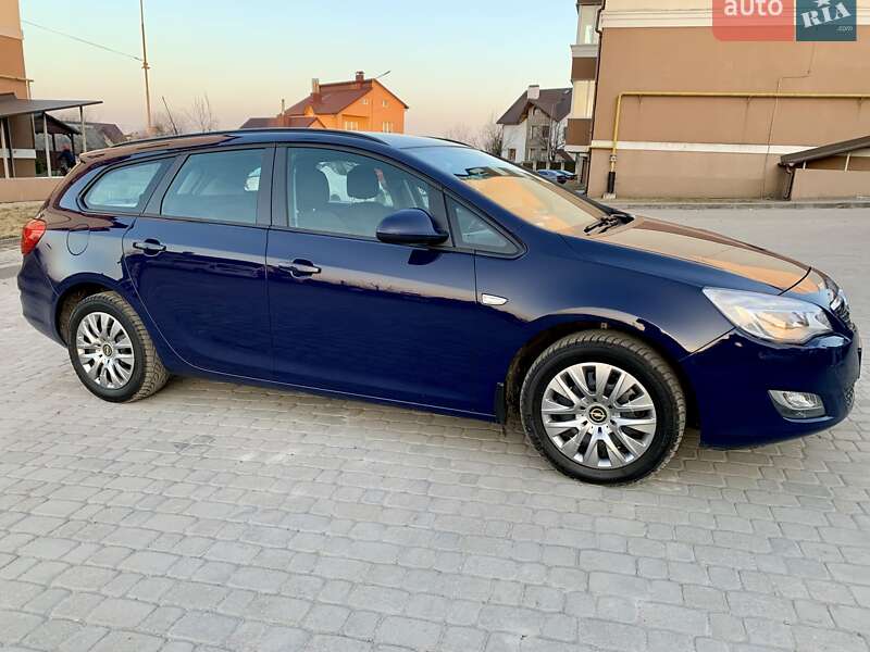 Универсал Opel Astra 2012 в Остроге