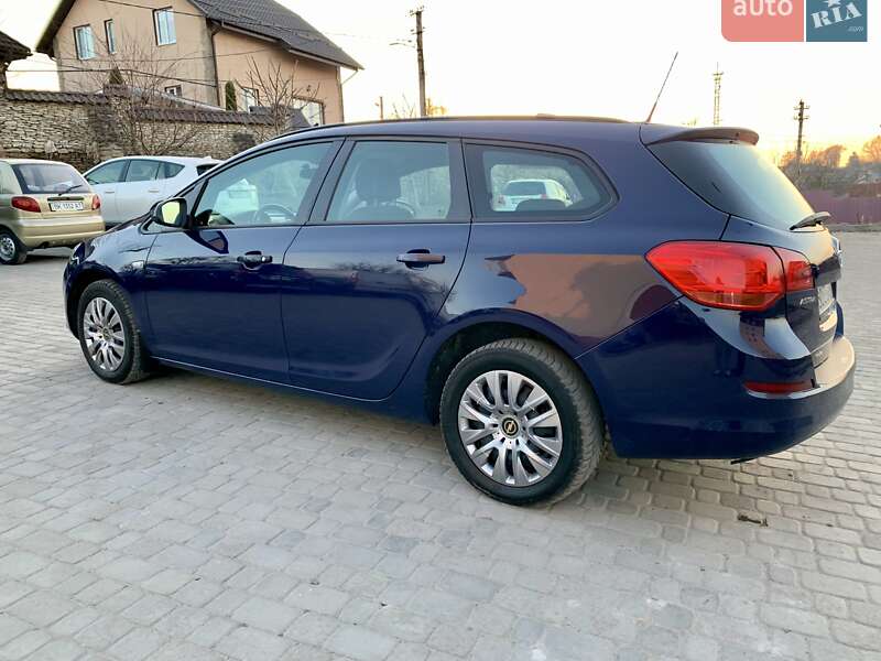 Универсал Opel Astra 2012 в Остроге
