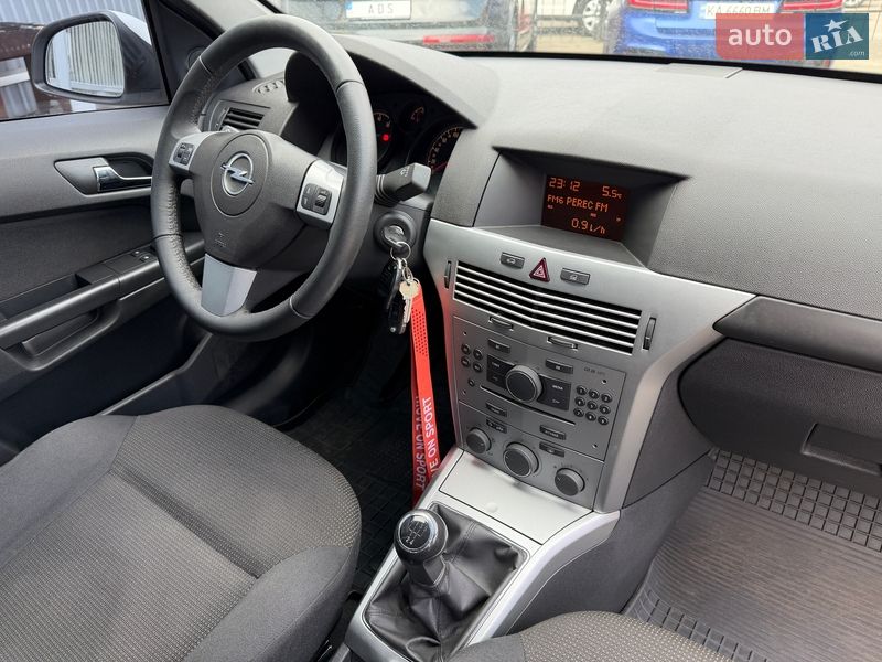 Седан Opel Astra 2012 в Киеве