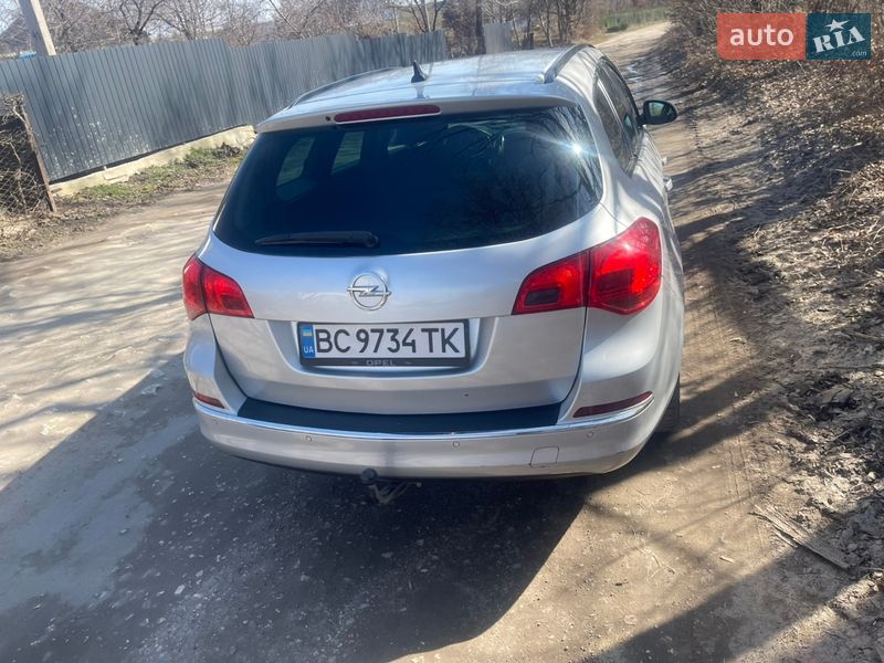 Универсал Opel Astra 2014 в Ровно