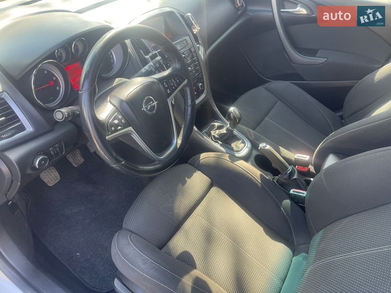 Универсал Opel Astra 2014 в Ровно