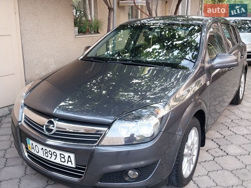 Хэтчбек Opel Astra 2011 в Ужгороде