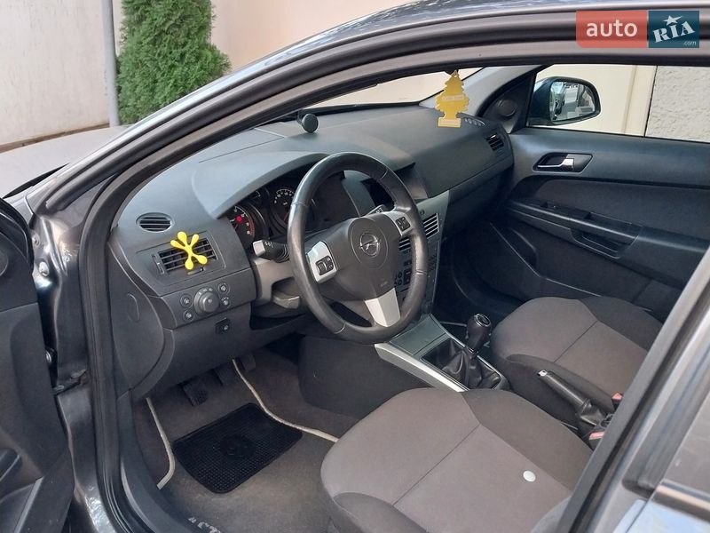 Хэтчбек Opel Astra 2011 в Ужгороде