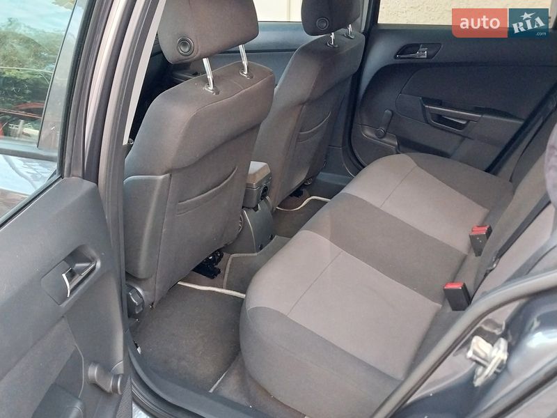 Хэтчбек Opel Astra 2011 в Ужгороде