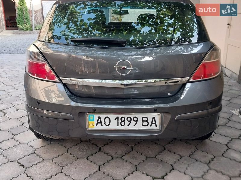 Хэтчбек Opel Astra 2011 в Ужгороде