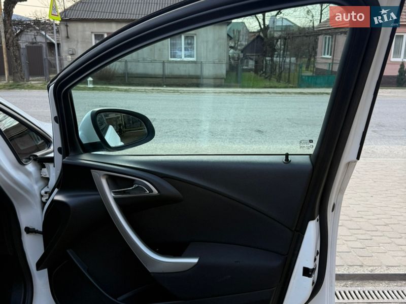 Універсал Opel Astra 2011 в Сваляві