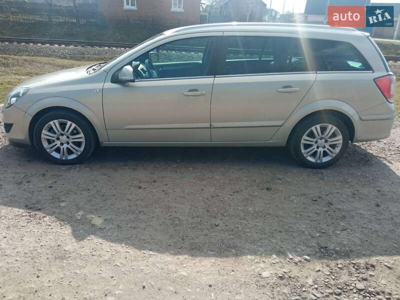 Универсал Opel Astra 2010 в Ромнах