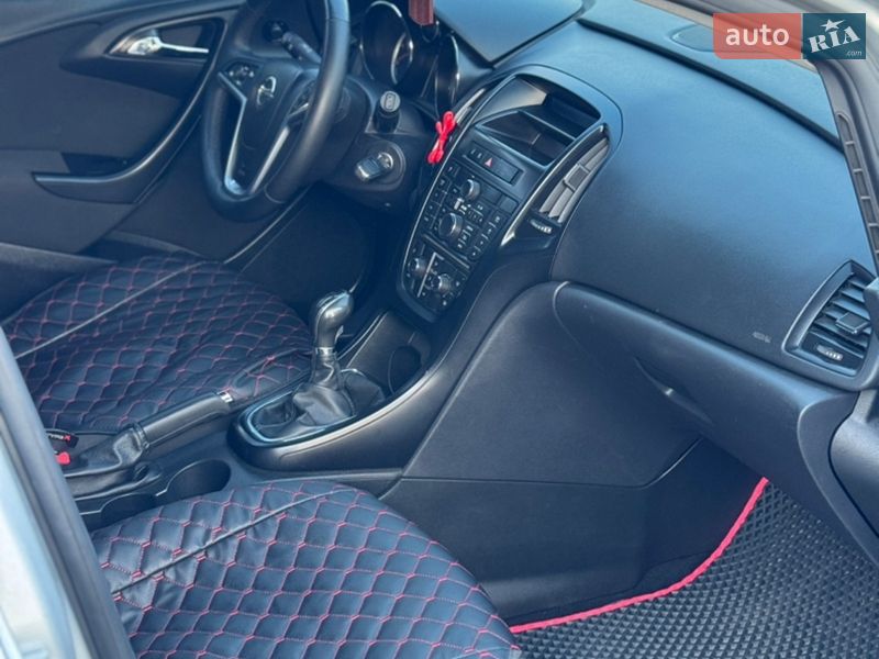 Универсал Opel Astra 2011 в Косове