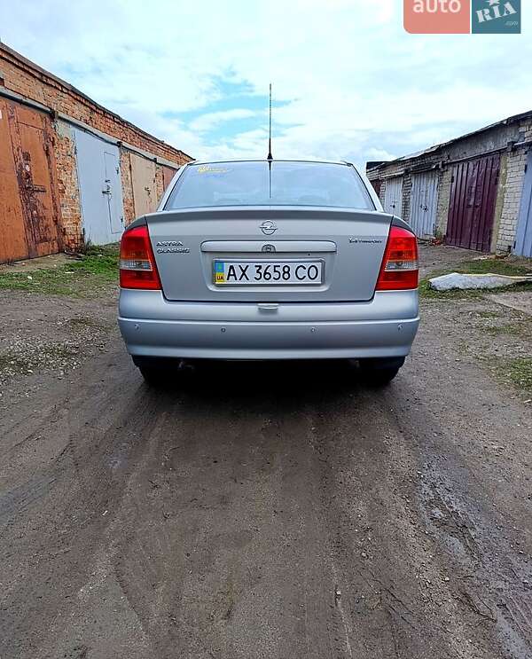 Седан Opel Astra 2006 в Лозовой