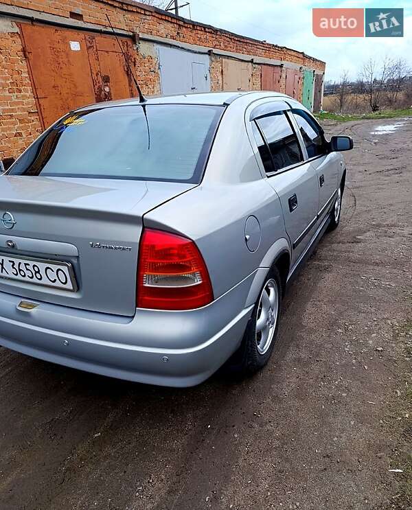 Седан Opel Astra 2006 в Лозовой