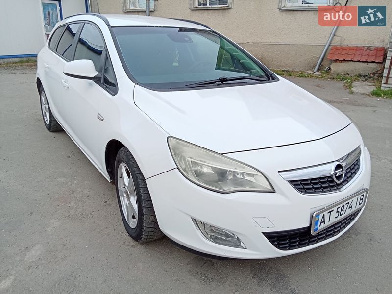 Универсал Opel Astra 2011 в Теофиполе