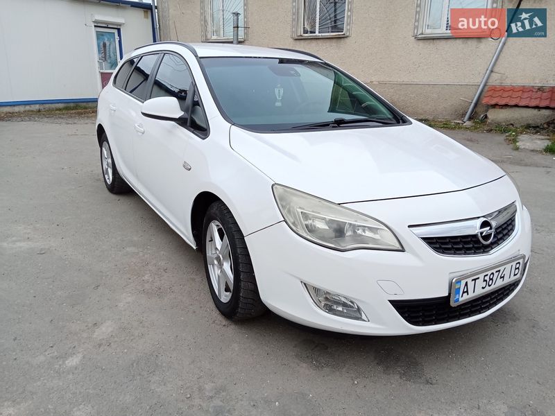 Универсал Opel Astra 2011 в Теофиполе