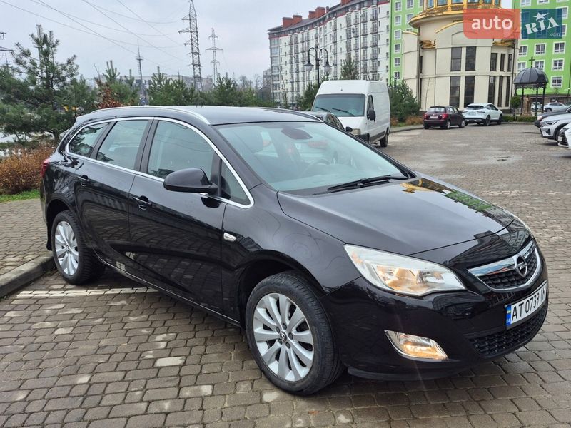 Універсал Opel Astra 2011 в Івано-Франківську