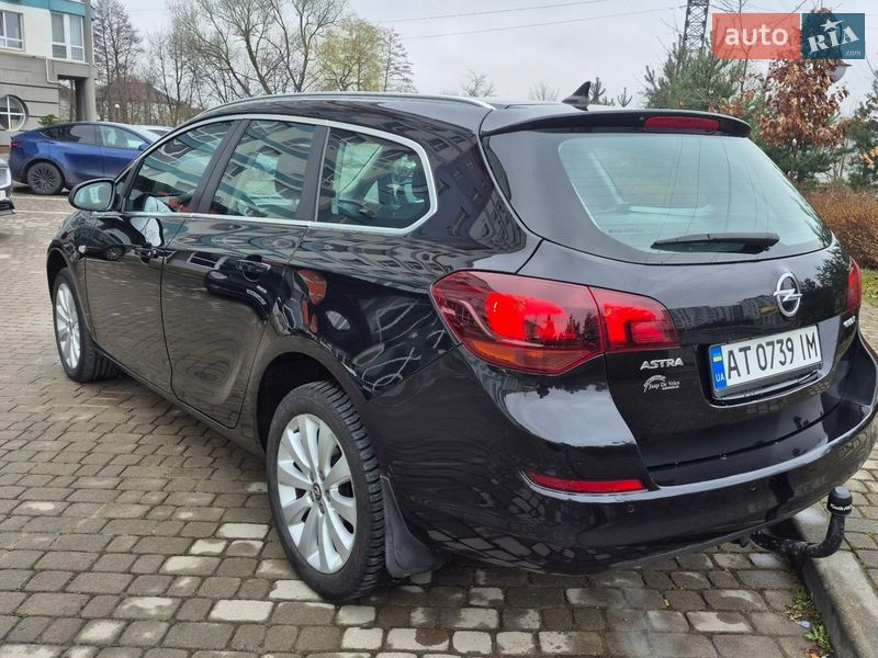 Універсал Opel Astra 2011 в Івано-Франківську