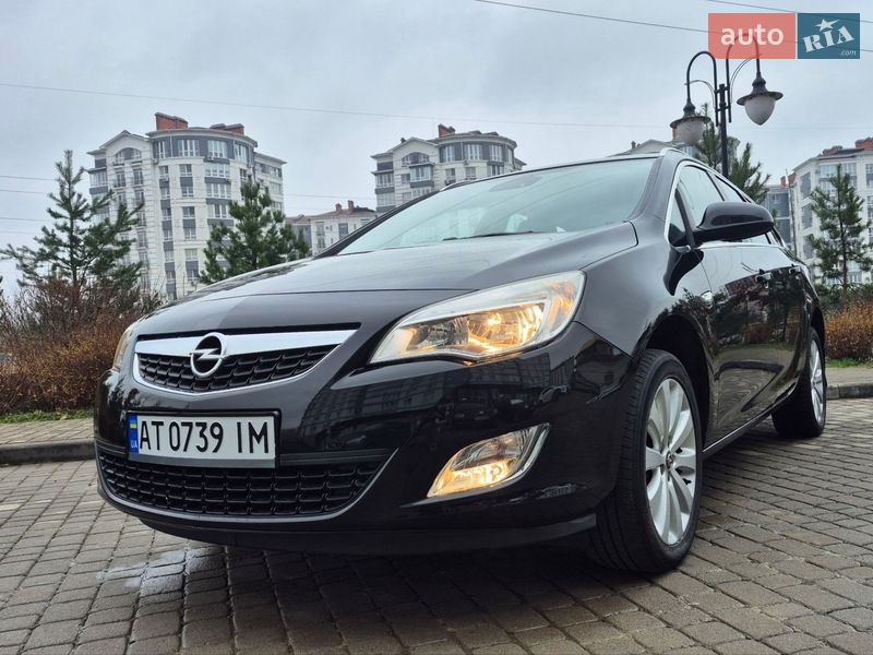Універсал Opel Astra 2011 в Івано-Франківську