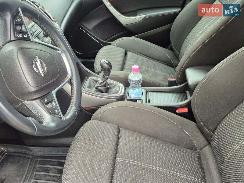 Універсал Opel Astra 2011 в Івано-Франківську