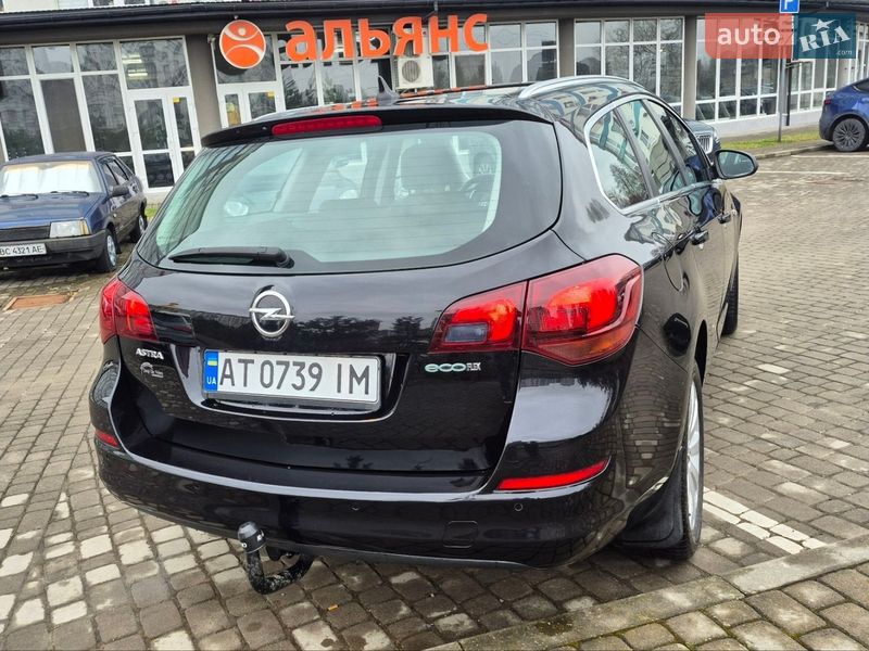 Універсал Opel Astra 2011 в Івано-Франківську