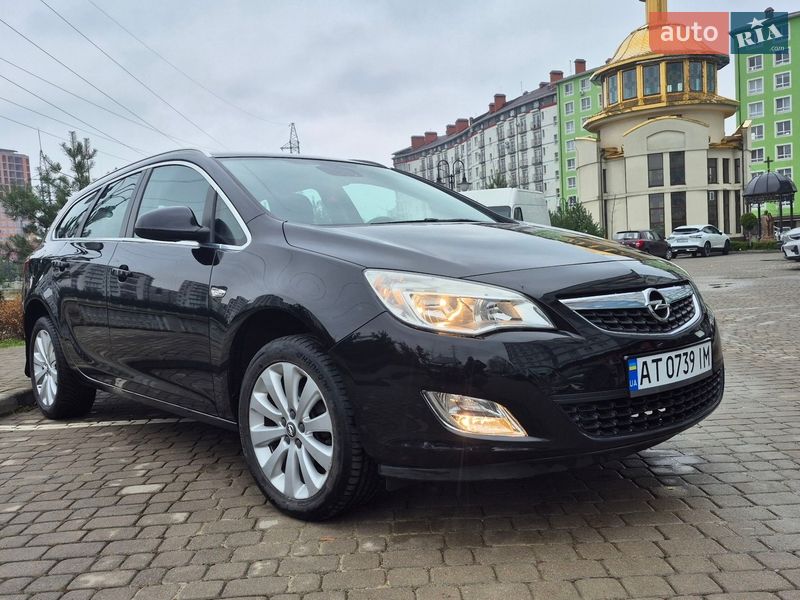 Універсал Opel Astra 2011 в Івано-Франківську