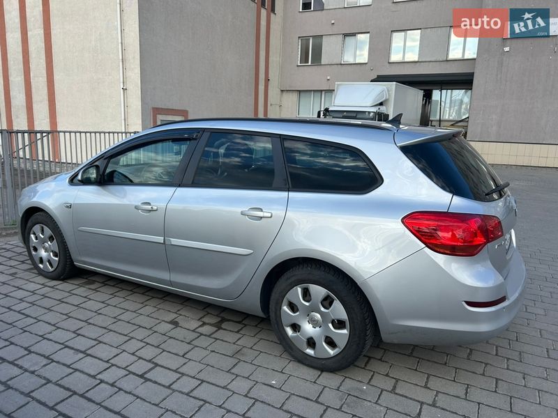 Універсал Opel Astra 2011 в Львові